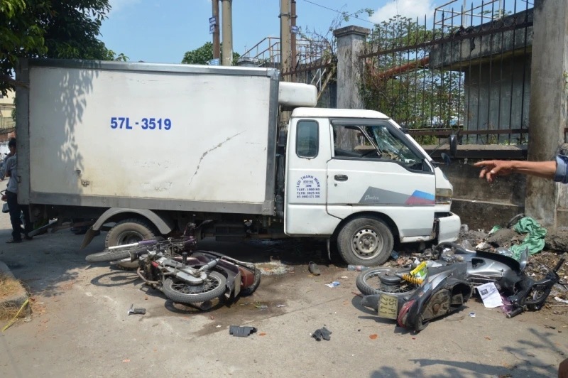 Xe tải ngược chiều cuốn 2 xe máy vào gầm ảnh 1